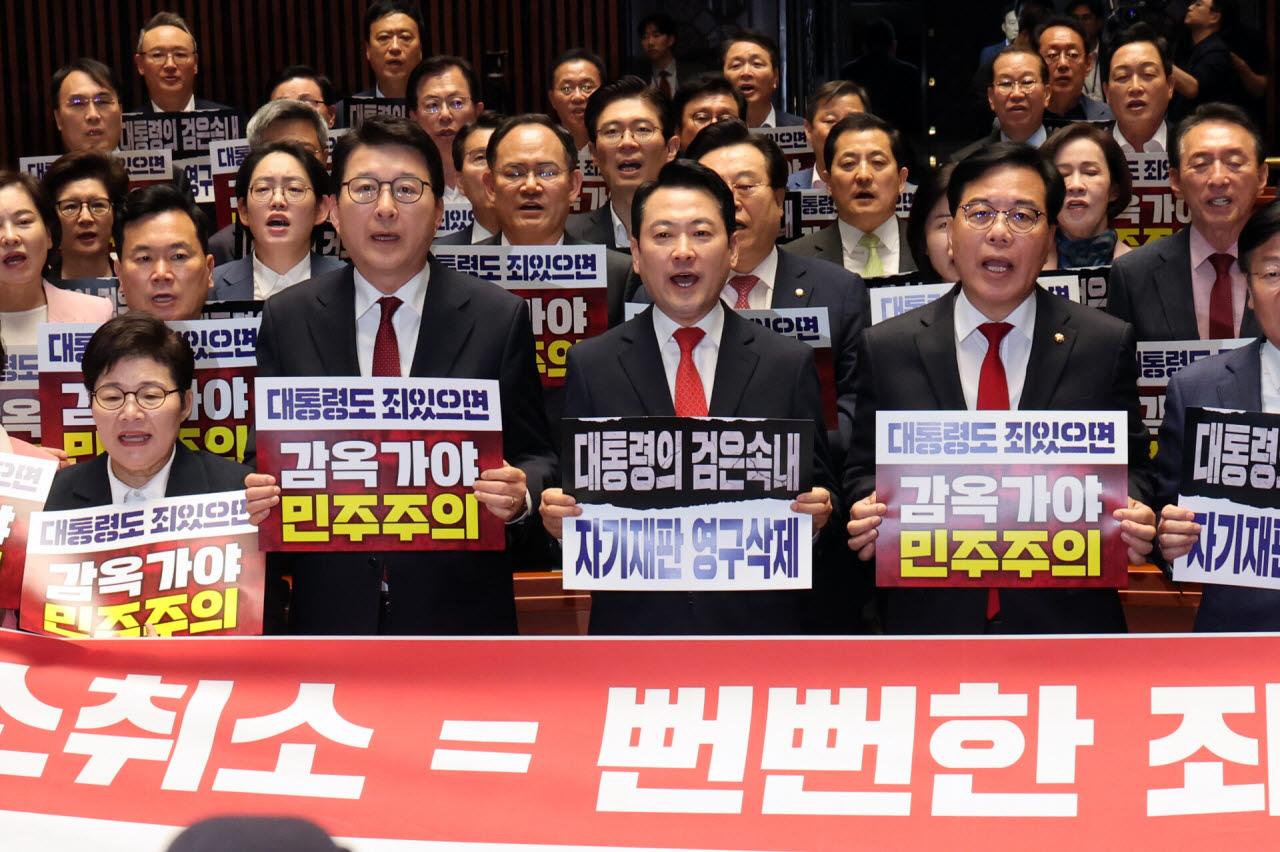 장동혁 국민의힘 대표와 의원들이 6일 오후 서울 여의도 국회에서 열린 의원총회에서 '조작기소(공소취소) 특검법'을 규탄하고 있다. (사진=뉴스1)