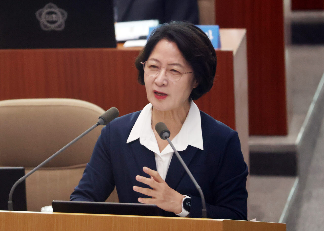 추미애 경기도지사가 2일 경기 수원시 영통구 경기도의회 본회의장에서 열린 '제393회 임시회 제2차 본회의'에서 임기 첫 대집행부 질문에 답하고 있다.(사진=뉴스1)