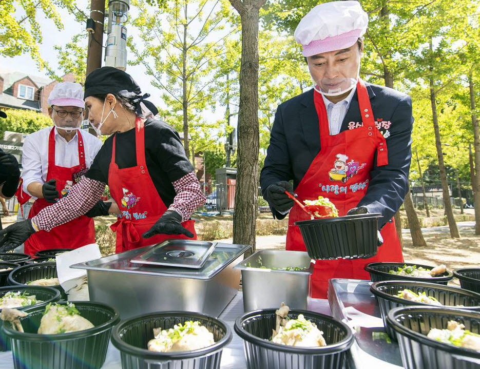 김경대(오른쪽) 용산구청장이 17일 ‘2026년 사랑의 밥차와 함께하는 달달한 송편, 든든한 한가위’ 행사에서 삼계탕 배식을 하고 있다. (사진=용산구)