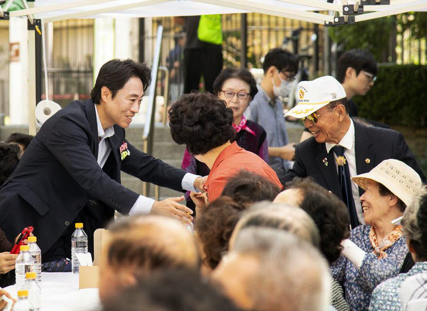김경대(왼쪽) 용산구청장이 17일 ‘2026년 사랑의 밥차와 함께하는 달달한 송편, 든든한 한가위’ 행사에서 참석자들과 인사를 나누고 있다.