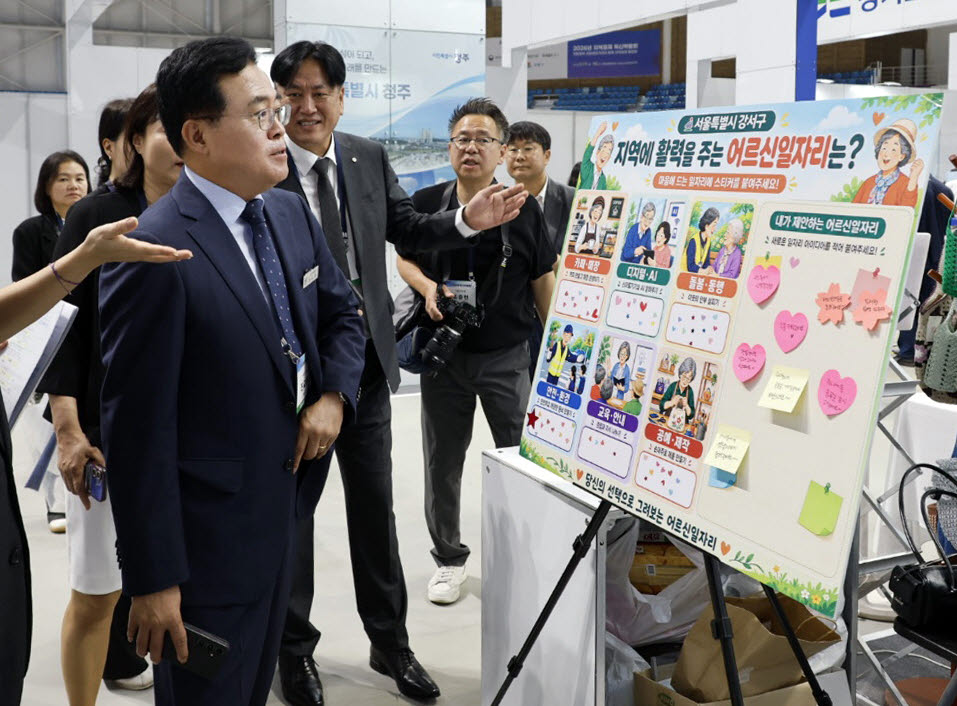 진교훈 강서구청장(왼쪽)이 17일 강원도 강릉에서 열린 ‘2026 지역경제 혁신박람회’를 찾아 전시 부스를 둘러보고 있다. (사진=강서구)