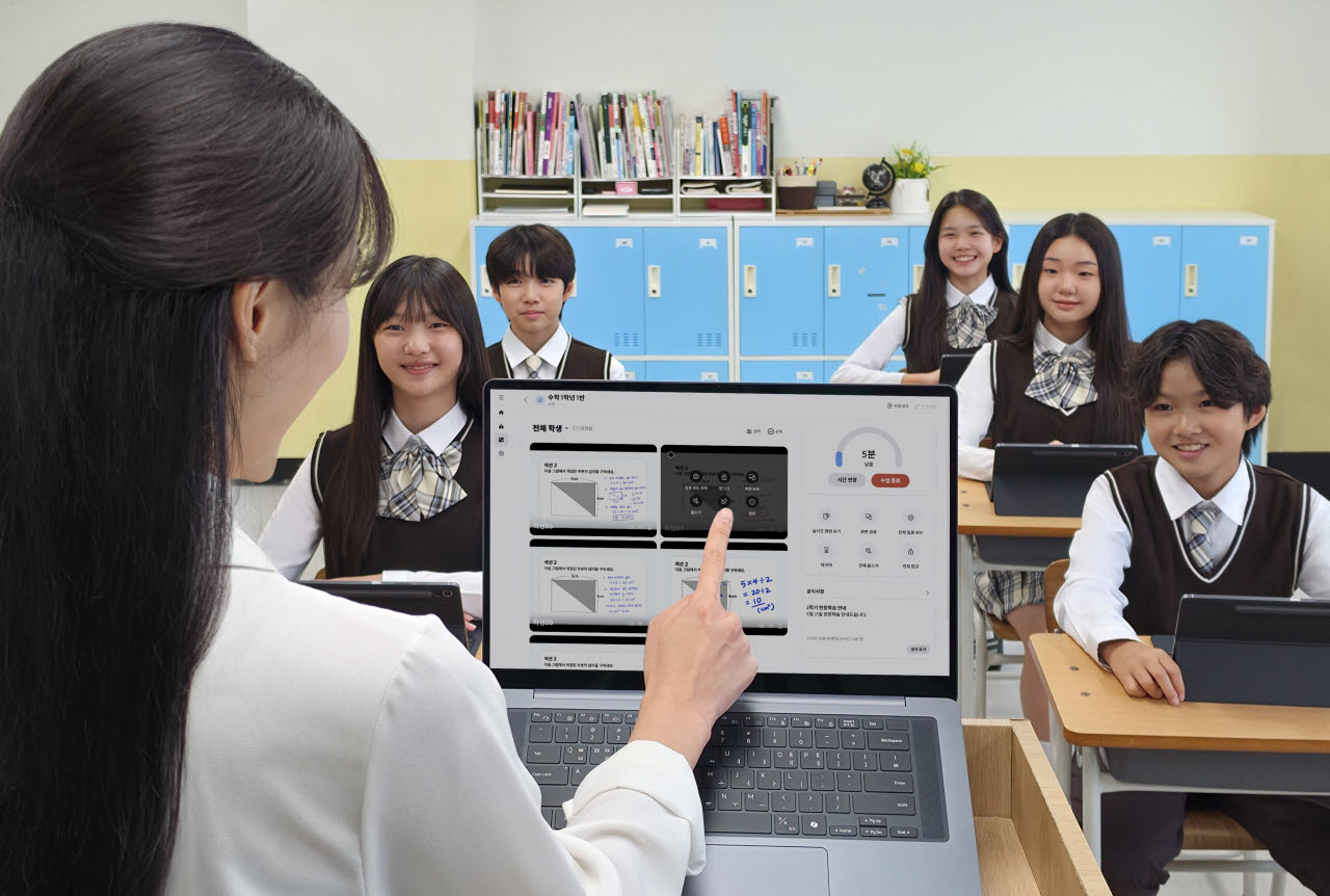 교사가 '갤럭시 클래스룸'의 교실 수업용 솔루션 '삼성 녹스 클래스룸'을 활용해 학생용 태블릿 화면을 확인하고 있다. (사진=삼성전자)