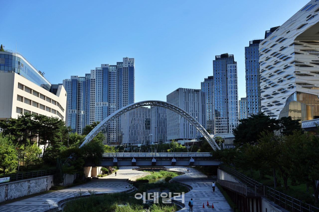 아치형 다리 아래로 이어지는 세종 방축천 산책로. 높은 건물 사이에서 사람들이 물길을 따라 걷고 있다.(사진=이데일리 강경록 여행전문기자)