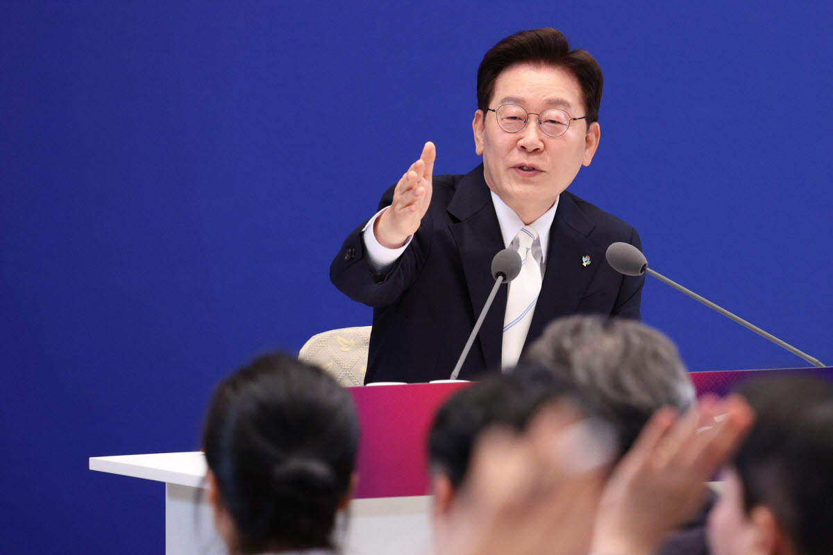 이재명 대통령이 지난 6월 8일 청와대 영빈관에서 열린 취임 1주년 기자회견에서 취재진의 질문을 받고 있다.(사진=연합뉴스)