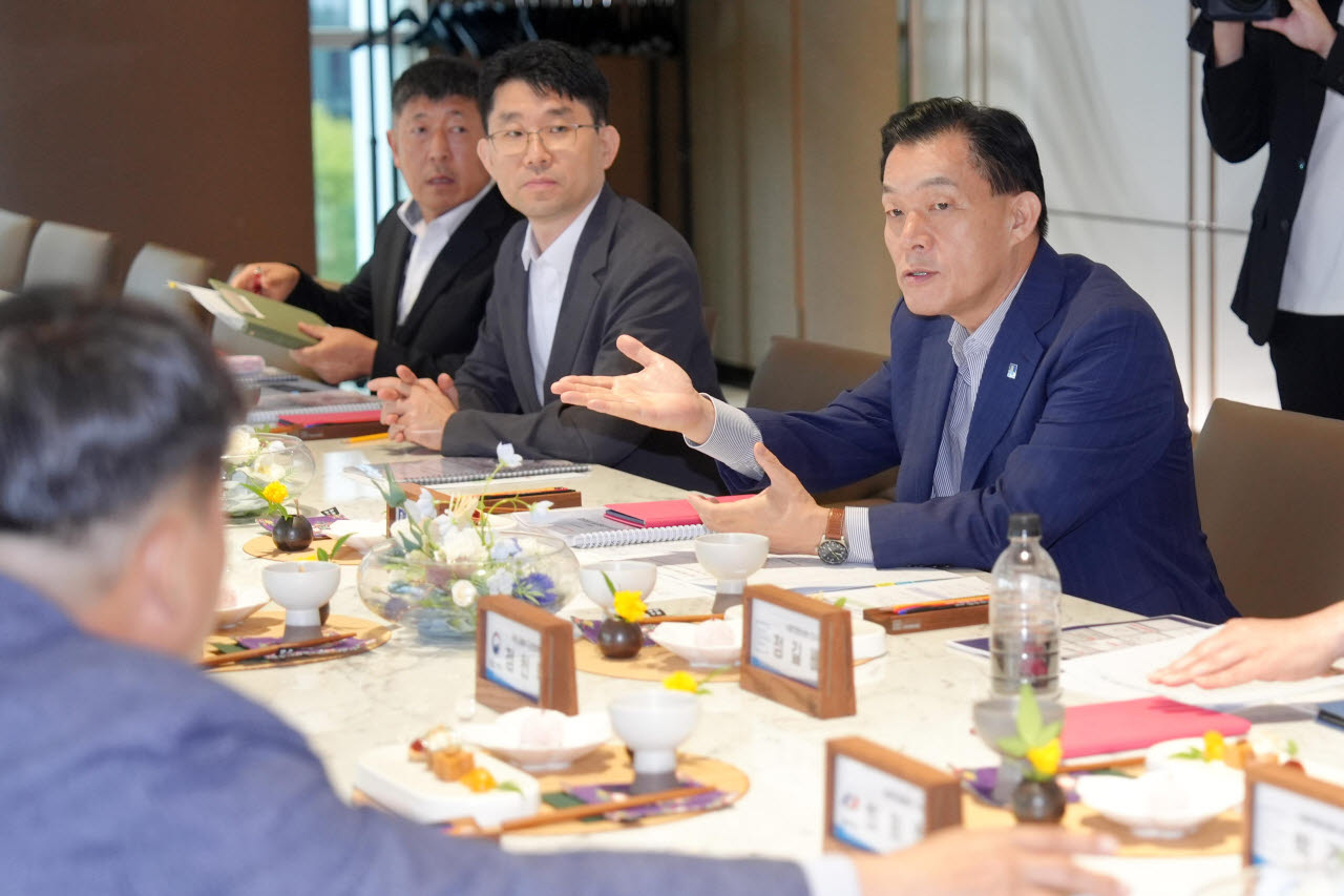 이재준 수원시장이 지난 17일 수원컨벤션센터에서 열린 세계도로협회(PIARC) 동계도로대회 유치위원회 출범식에서 인사말을 하고 있다. 이날 행사에서 이 시장은 공동위원장에 추대됐다.(사진=수원시)
