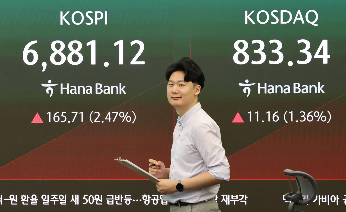 18일 서울 중구 하나은행 딜링룸에서 직원이 업무를 보고 있다. (사진=연합뉴스)