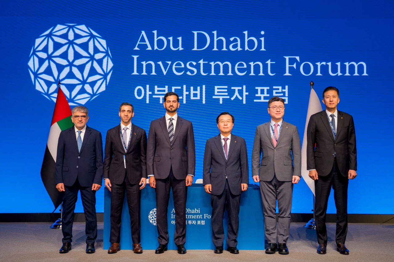 한화금융과 UAE, ADGM 관계자가 16일 열린 ADIF에서 파트너십을 기념하여 사진 촬영을 하고 있다.(사진=한화금융)