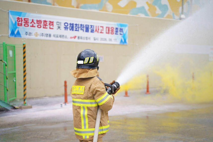 지난 17일 영풍 석포제련소 1공장에서 실시된 합동 소방훈련 및 유해화학물질 대응 훈련에서 소방관이 목표지점을 향해 소화용수를 살포하고 있다.(사진=영풍 제공)