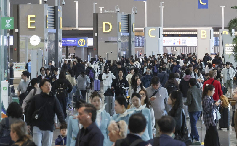 관광객으로 붐비는 인천국제공항