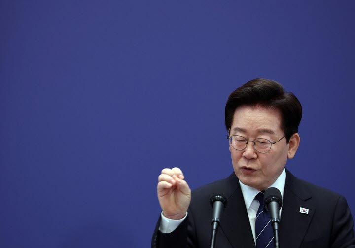 이재명 대통령이 18일 청와대 영빈관에서 열린 기자회견에서 취재진 질문에 답하고 있다.(사진=연합뉴스)
