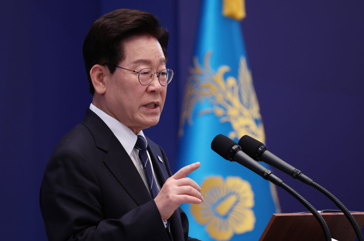 이재명 대통령이 18일 청와대 영빈관에서 열린 기자회견에서 취재진 질문에 답하고 있다.(사진=연합뉴스)