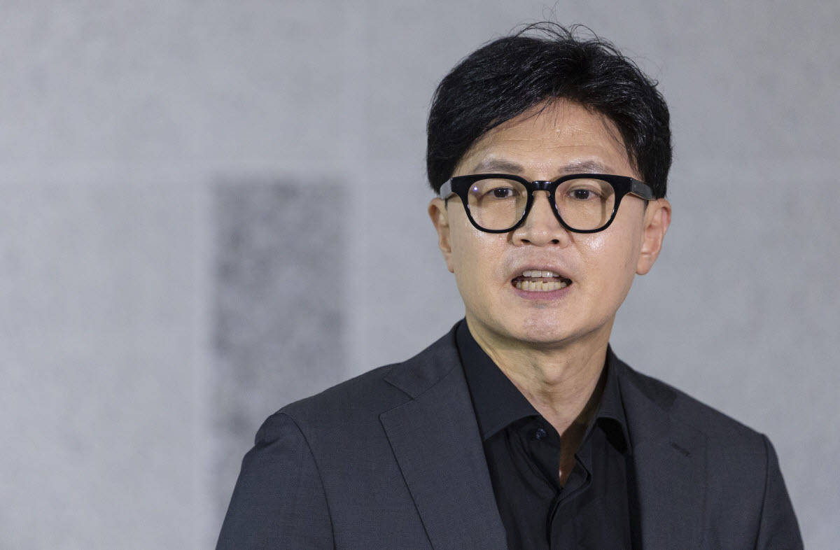 한동훈 무소속 의원이 지난 15일 국회 의원회관에서 열린 토론회에 참석한 뒤 취재진과 가진 간담회에서 김승원 법무부 장관 후보자와 더불어민주당 김민석 대표의 SNS 메시지와 관련해 발언하고 있다. (사진=연합뉴스)