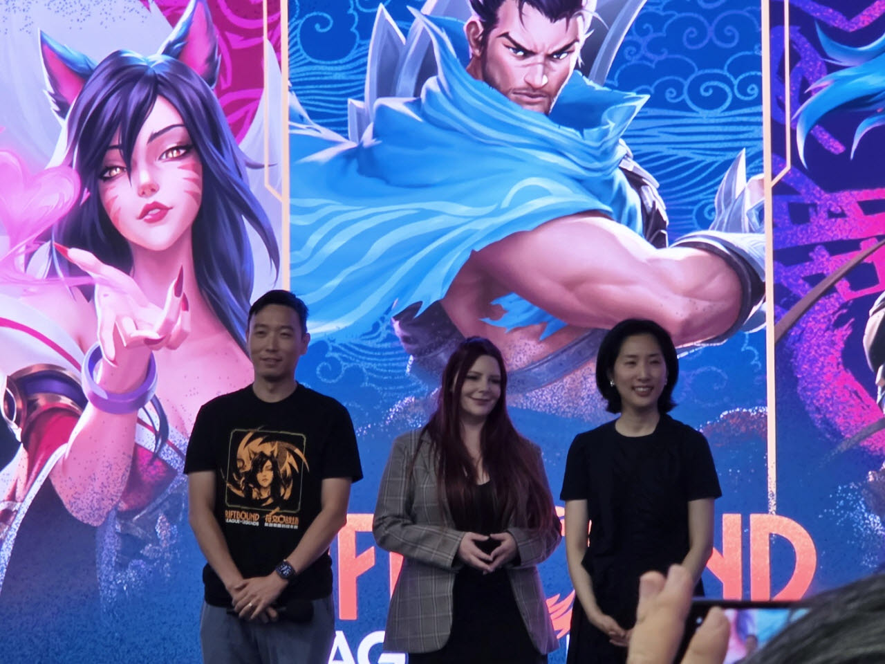 18일 라이엇게임즈는 실물 TCG ‘리프트바운드’ 한국어판 출시를 기념해 동대문 GGX에서 론칭 쇼케이스를 개최했다. (좌측부터)쳉란 차이 리프트바운드 총괄 프로듀서를 비롯해 레이첼 언러 글로벌 퍼블리싱 총괄, 이지수 라이엇게임즈코리아 퍼블리싱 본부장이 기념촬영을 하고 있다(사진= 윤정훈 기자)