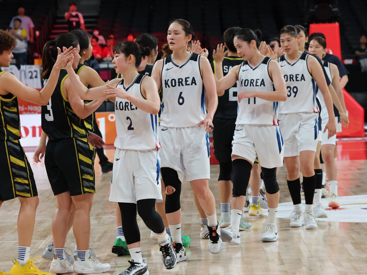 18일 일본 나고야 아이치 인터내셔널 아레나에서 열린 2026 아이치·나고야 아시안게임 여자 농구 조별리그 C조 1차전 대한민국과 말레이시아의 경기. 승리한 대한민국 선수들이 기뻐하고 있다. 사진=연합뉴스