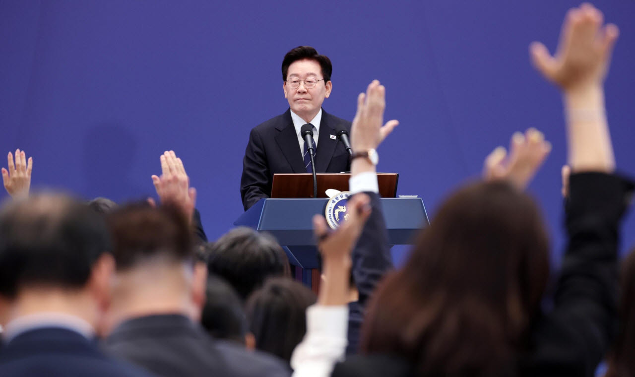 이재명 대통령이 18일 청와대 영빈관에서 열린 기자회견 '국민의 뜻, 국민의 삶 더 살피겠습니다'에서 취재진 질문을 받고 있다. (사진=뉴시스)