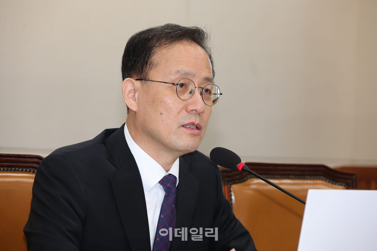 [이데일리 방인권 기자] 이형일 경제부총리 겸 재정경제부 장관 후보자가 지난 15일 서울 여의도 국회 재정경제기획위원회에서 열린 인사청문회에서 의원들 질의에 답변하고 있다.