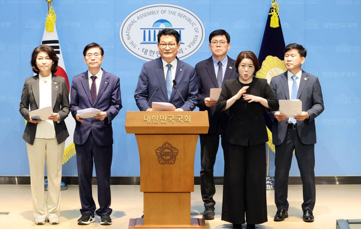 더불어민주당 송영길 의원(왼쪽 세 번째), 국민의힘 조경태 의원(왼쪽 두 번째), 조국혁신당 김준형 의원(왼쪽 네 번째)이 18일 국회 소통관에서 '한반도 평화체제 구축 및 북미정상회담 개최 촉구 결의안' 발의 기자회견을 열고 있다. 이 결의안은 여ㆍ야 및 무소속 국회의원 88명이 공동 발의했다. (사진=연합뉴스)