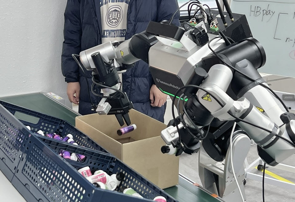 투모로로보틱스 휴머노이드 조작 시연 (사진=신영빈 기자)