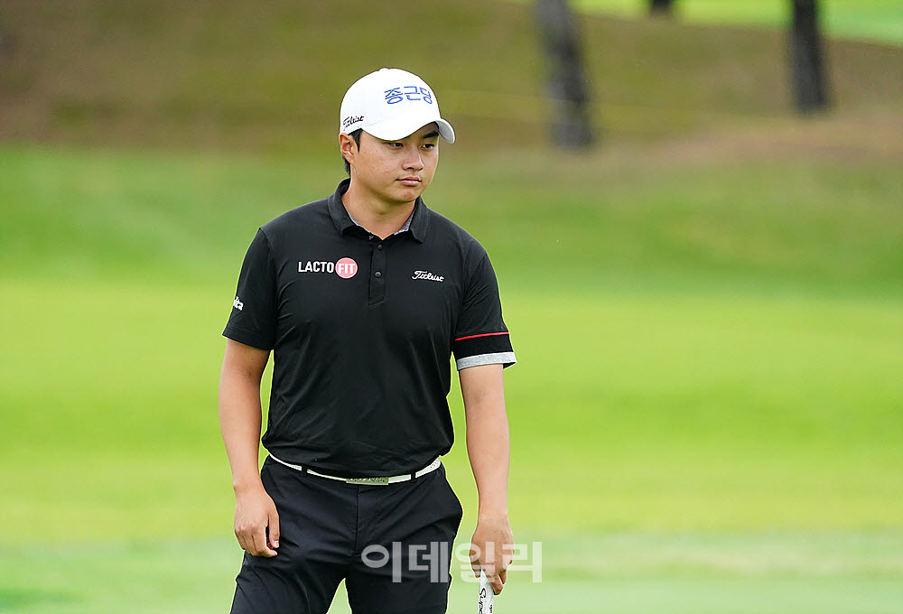 [포토] 박정훈, 차분히 살피는 그린