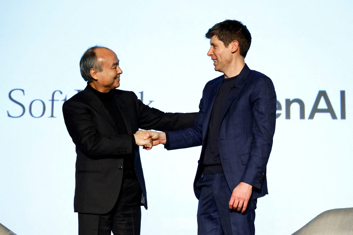 손정의 소프트뱅크 회장(왼쪽)과 샘 올트먼 오픈AI CEO. (사진=AFPBB/로이터)