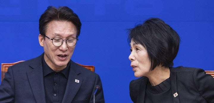 더불어민주당 김민석 대표(왼쪽)와 최민희 최고위원이 17일 국회에서 열린 미디어 공공성 강화 TF 첫 회의 도중 대화하고 있다. (사진=연합뉴스)