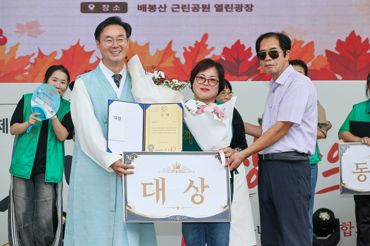최동민(앞줄 왼쪽) 동대문구청장이 17일 ‘제35회 동대문구민의 날’ 행사에서 대상 시상식을 하고 있다. (사진=동대문구)