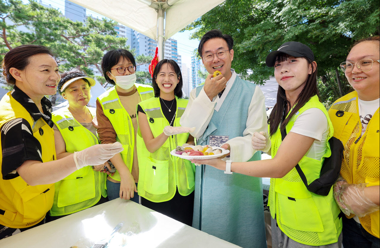 동대문구는  ‘제35회 동대문구민의 날’ 기념행사에서 각종 친환경 체험부스와 친환경 생활수칙 등을 홍보했다. (사진=동대문구)