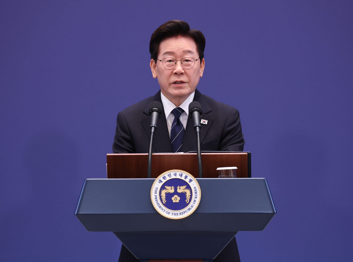 이재명 대통령이 18일 청와대 영빈관에서 열린 기자회견에서 취재진 질문에 답하고 있다.(사진=연합뉴스)