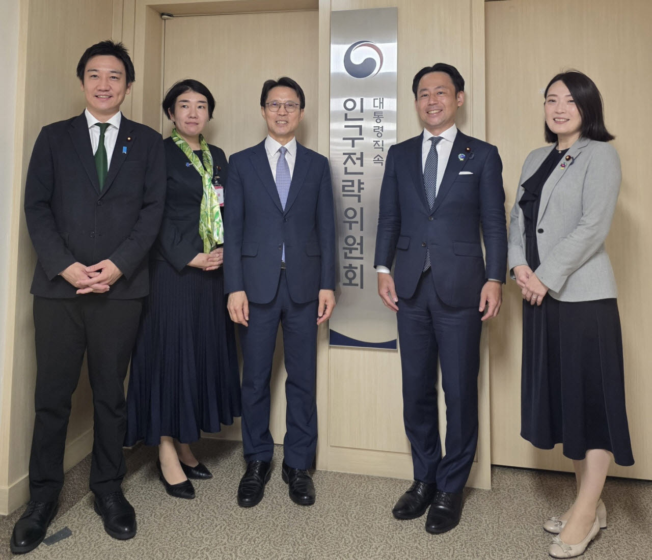 김진오 인구전략위원회 부위원장(가운데)이 18일 서울 인구전략위원회 사무실에서 일본 중의원 의원들과 기념촬영을 하고 있다. 왼쪽부터 이마오카 우에키 의원, 츠지 유코 의원, 김 부위원장, 이토 사토시 의원, 마루오 나츠코 의원. (사진=인구전략위원회)