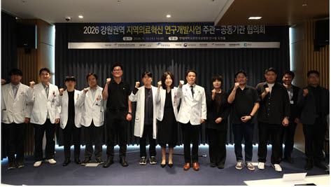 왼쪽에서 다섯 번째부터 순서대로 신경외과 최혁재 교수, 신경과 이상화 교수, 신경과 손종희 교수(연구부원장), 이재준 한림대의료원장, ㈜JLK 고은정 이사, 한림대 산학협력단 김근태 교수.