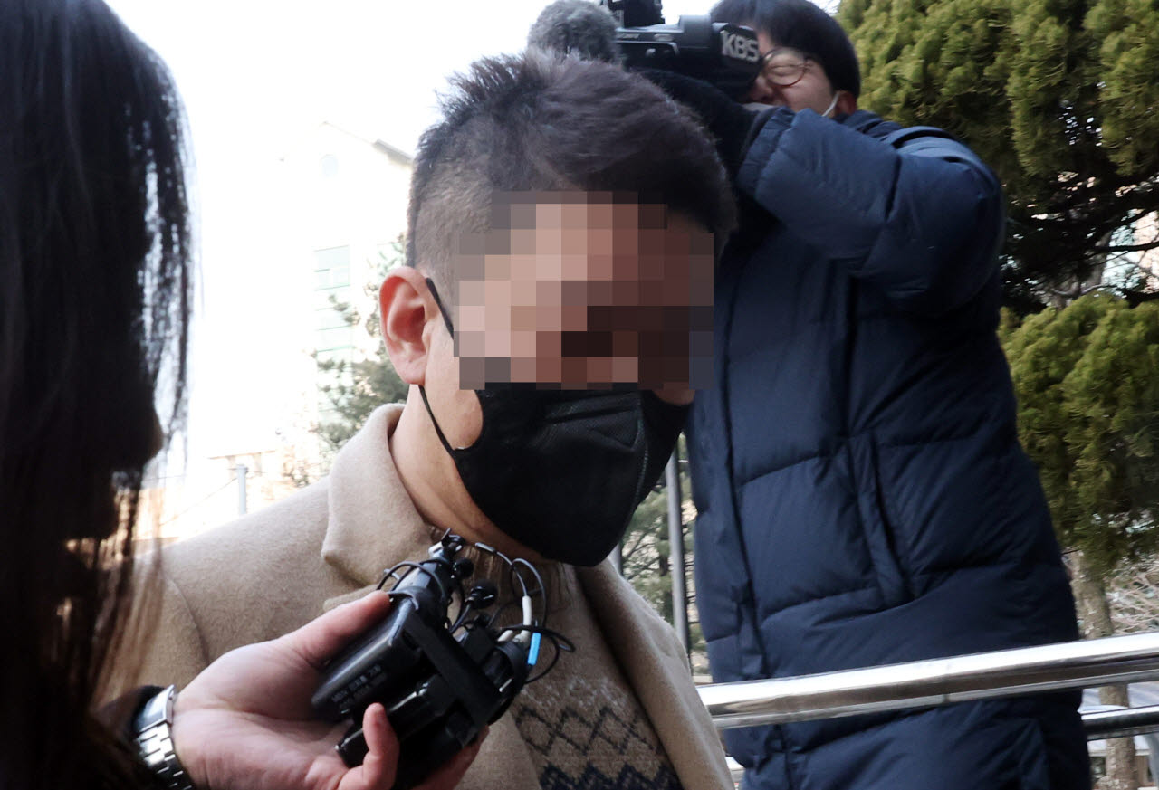 빗썸 관계사 실소유주로 알려진 사업가 강종현 씨가 2023년 2월 1일 횡령·배임 의혹 영장심사를 받기 위해 서울남부지법에 들어가고 있다. (사진=연합뉴스)
