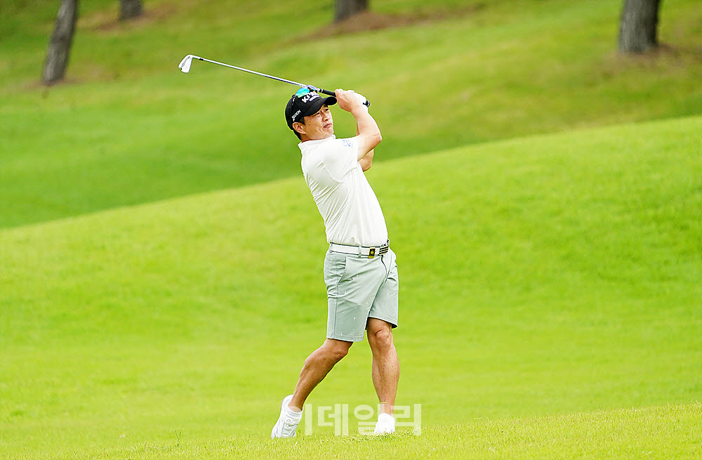 [포토] 강윤석, 코스레코드 세우며 선두에 서다