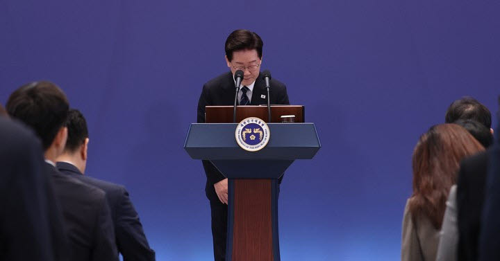 이재명 대통령이 18일 청와대 영빈관에서 기자회견 발언 후 인사하고 있다. (사진=연합뉴스)