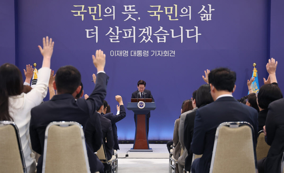 이재명 대통령이 18일 청와대 영빈관에서 열린 기자회견에서 취재진의 질문을 받고 있다. (사진=연합뉴스)