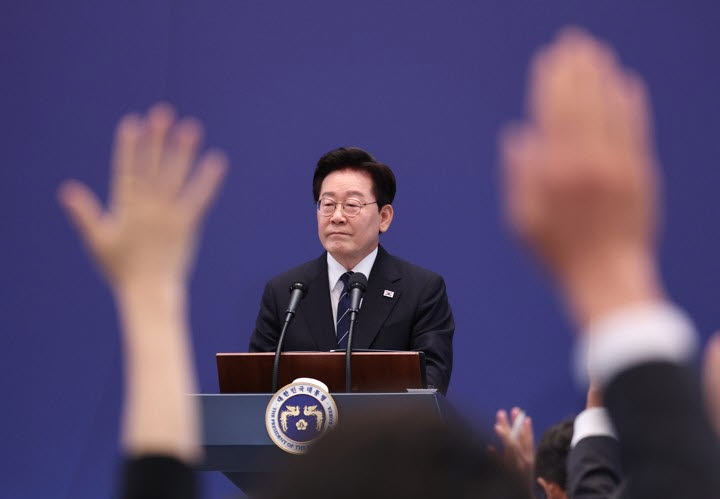 이재명 대통령이 18일 청와대 영빈관에서 열린 기자회견에서 취재진의 질문을 받고 있다. (사진=연합뉴스)