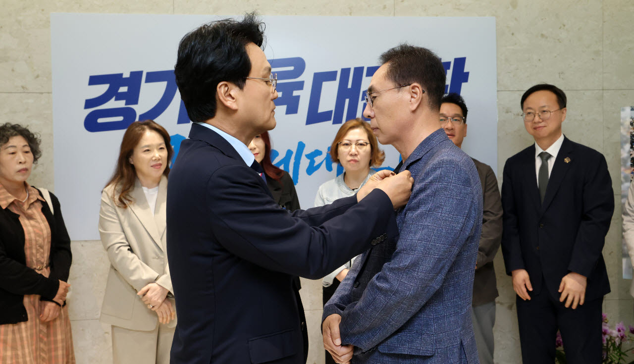 18일 안민석 경기도교육감이 교권보호전담관에게 배지를 수여하고 있다.(사진=경기도교육청)