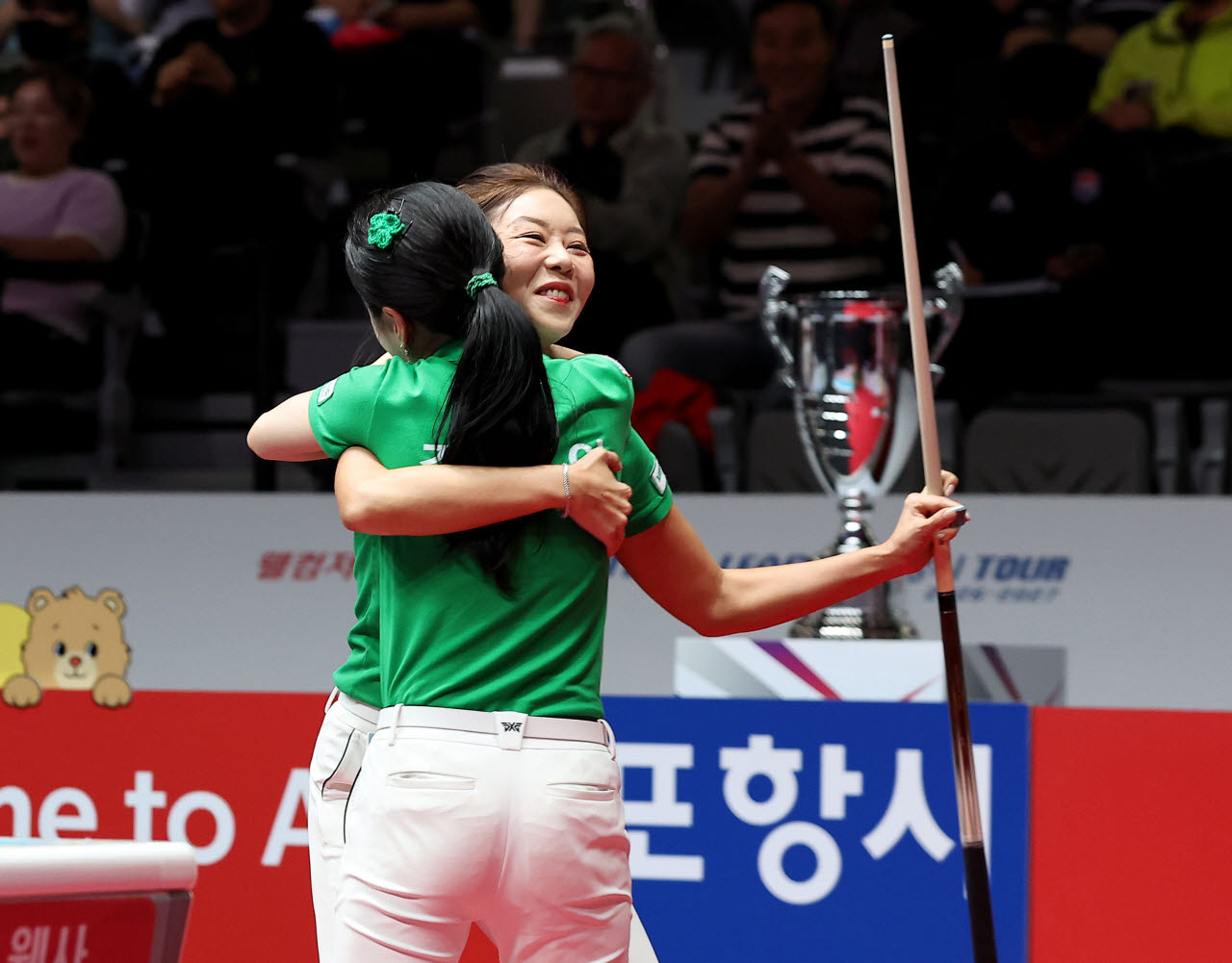 하나카드의 김가영과 김진아가 2세트 여자복식에서 승리한 뒤 기쁨의 포옹을 나누고 있다. 사진=PBA