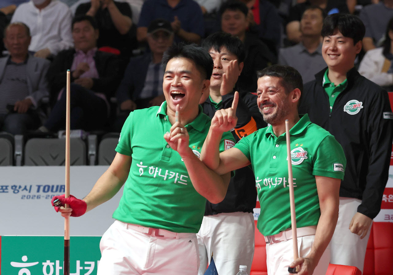 1세트 남자 복식에서 극적인 승리를 일궈낸 Q.응우옌과 초클루가 함께 기뻐하고 있다. 사진=PBA