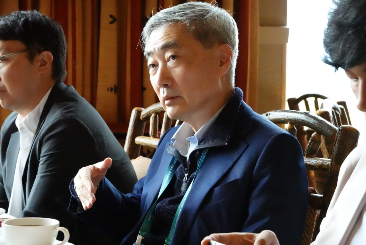 신현송 한국은행 총재가 지난달 28일(현지시간) 미국 와이오밍주에서 열린 잭슨홀 정책 심포지엄 참석을 계기로 현지 특파원들과 만나 간담회를 하고 있다. (사진= 한국은행)