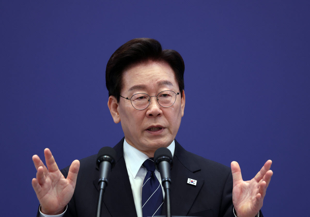 이재명 대통령이 18일 청와대 영빈관에서 열린 기자회견에서 취재진 질문에 답하고 있다. (사진=연합뉴스)