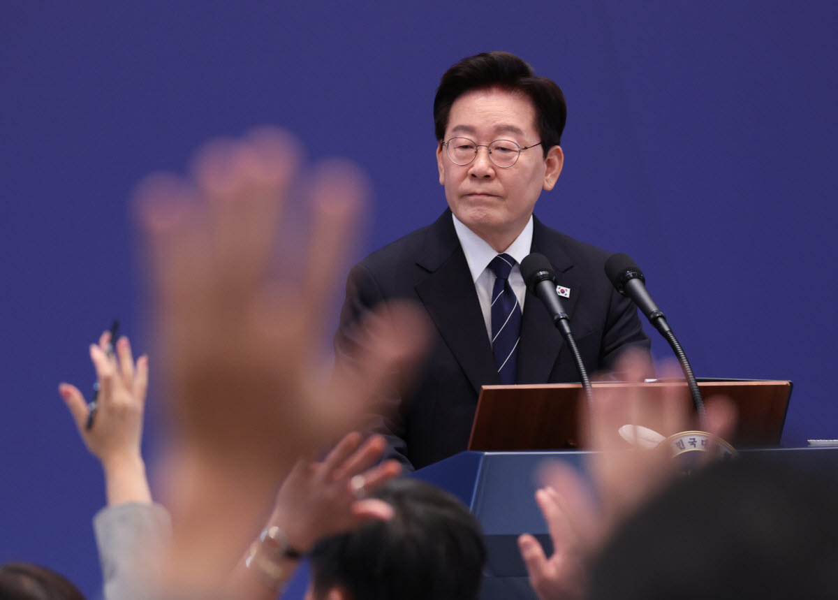 이재명 대통령이 18일 청와대 영빈관에서 열린 기자회견에서 취재진의 질문을 받고 있다. (사진=연합뉴스)