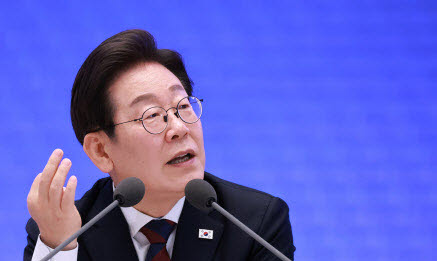 이재명 대통령이 2025년 7월 3일 청와대 영빈관에서 ‘대통령의 30일, 언론이 묻고 국민에게 답하다’ 기자회견을 하며 취재진 질문에 답하고 있다. (사진=연합뉴스)