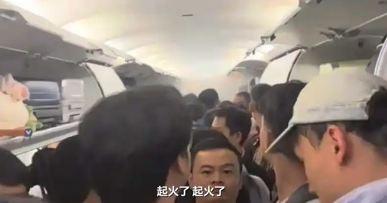 지난 15일 중국 창사 공항에 착륙하던 항공기 내부에서 화재가 발생해 승객들이 대피하고 있다. (사진=중국 바이두 영상 화면 갈무리)