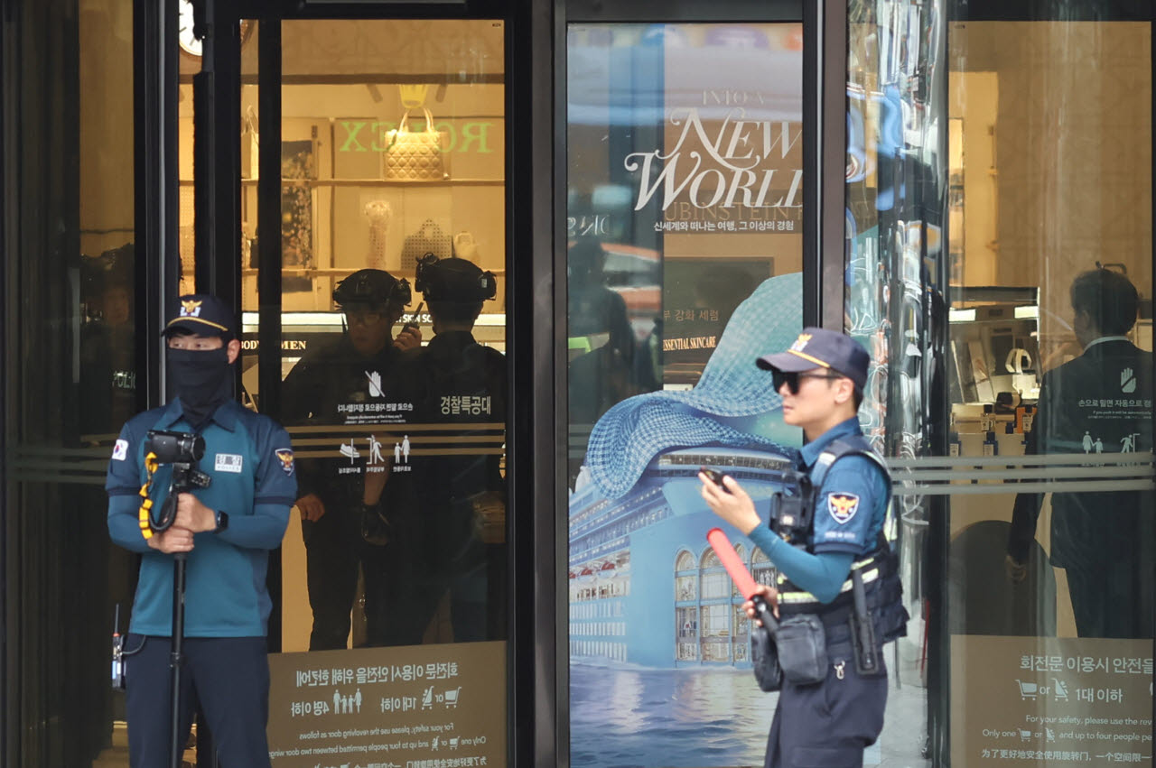 지난 2025년 8월 5일 서울 중구 명동 신세계백화점 본점에 폭발물을 설치했다는 협박 글이 인터넷 커뮤니티에 올라와 출동한 경찰이 주변을 통제하고 있다. (사진=연합뉴스)