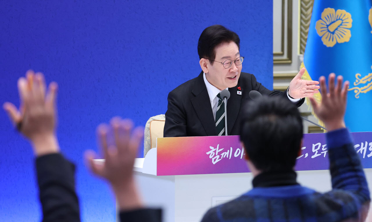 이재명 대통령이 1월 21일 청와대 영빈관에서 열린 신년기자회견에서 취재진 질문을 받고 있다.(사진=연합뉴스)
