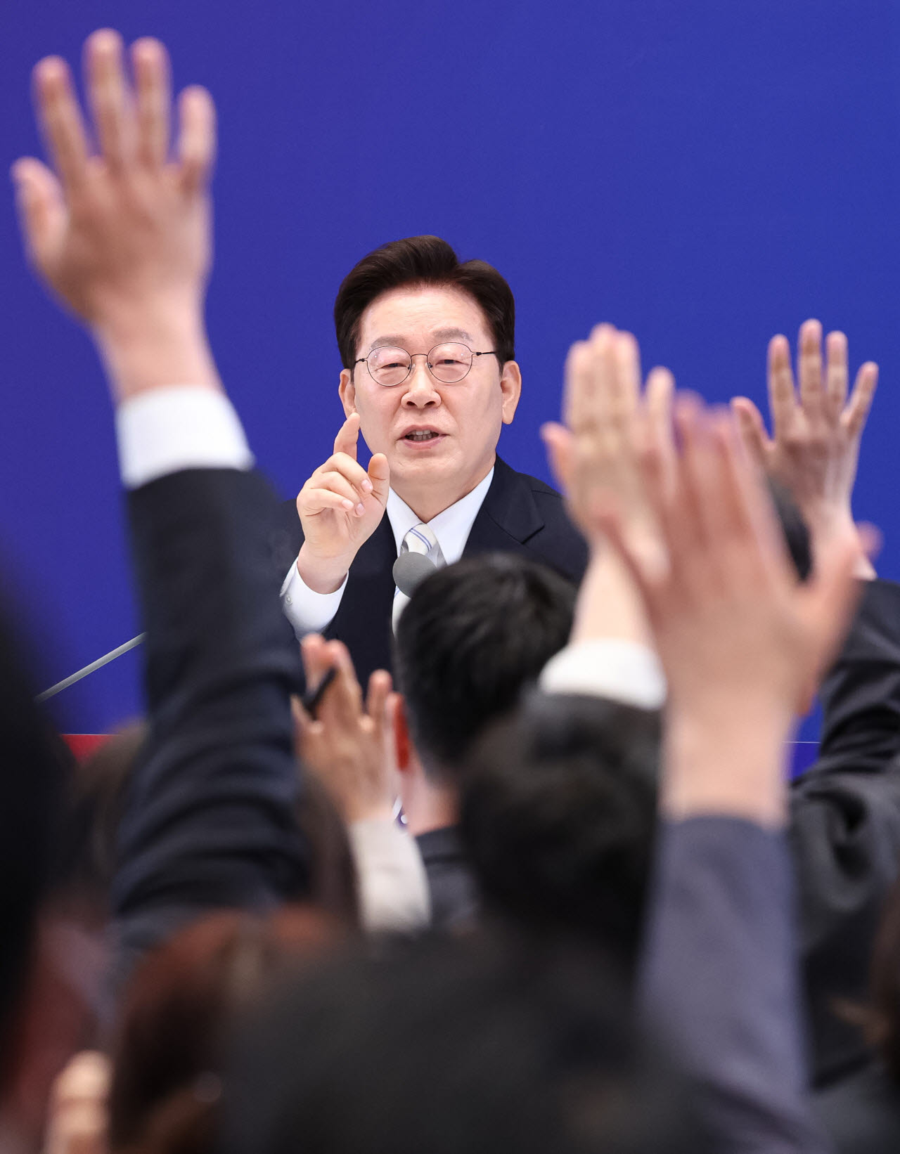 이재명 대통령이 6월 8일 청와대 영빈관에서 열린 취임 1주년 기자회견에서 취재진의 질문을 받고 있다.(사진=연합뉴스)