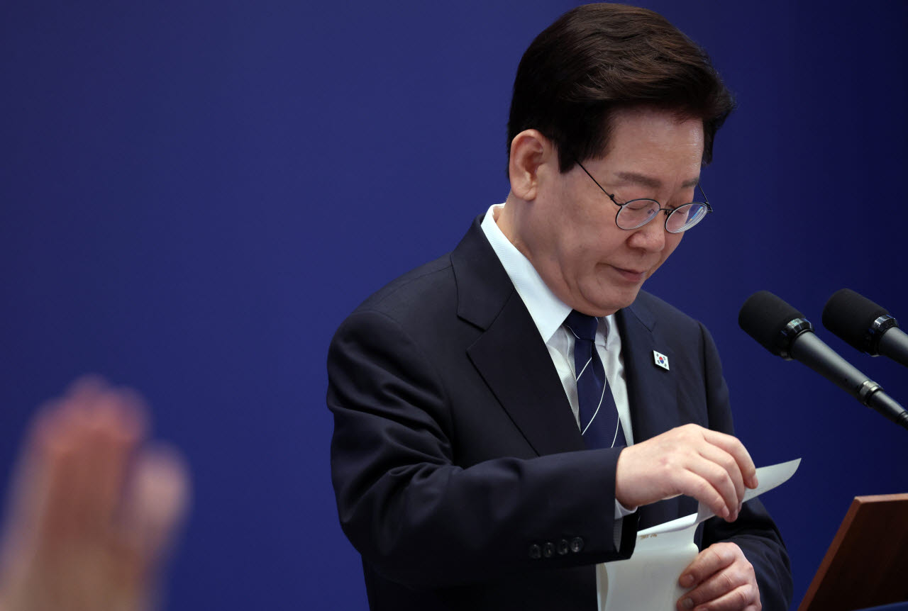 이재명 대통령이 18일 청와대 영빈관에서 열린 기자회견에서 취재진 질문을 들으며 메모지를 보고 있다. (사진=연합뉴스)