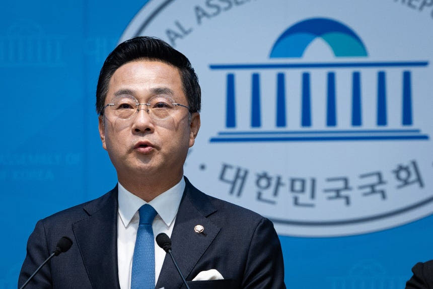 박성준 더불어민주당 수석대변인이 브리핑을 하는 모습.(사진=뉴스1.)