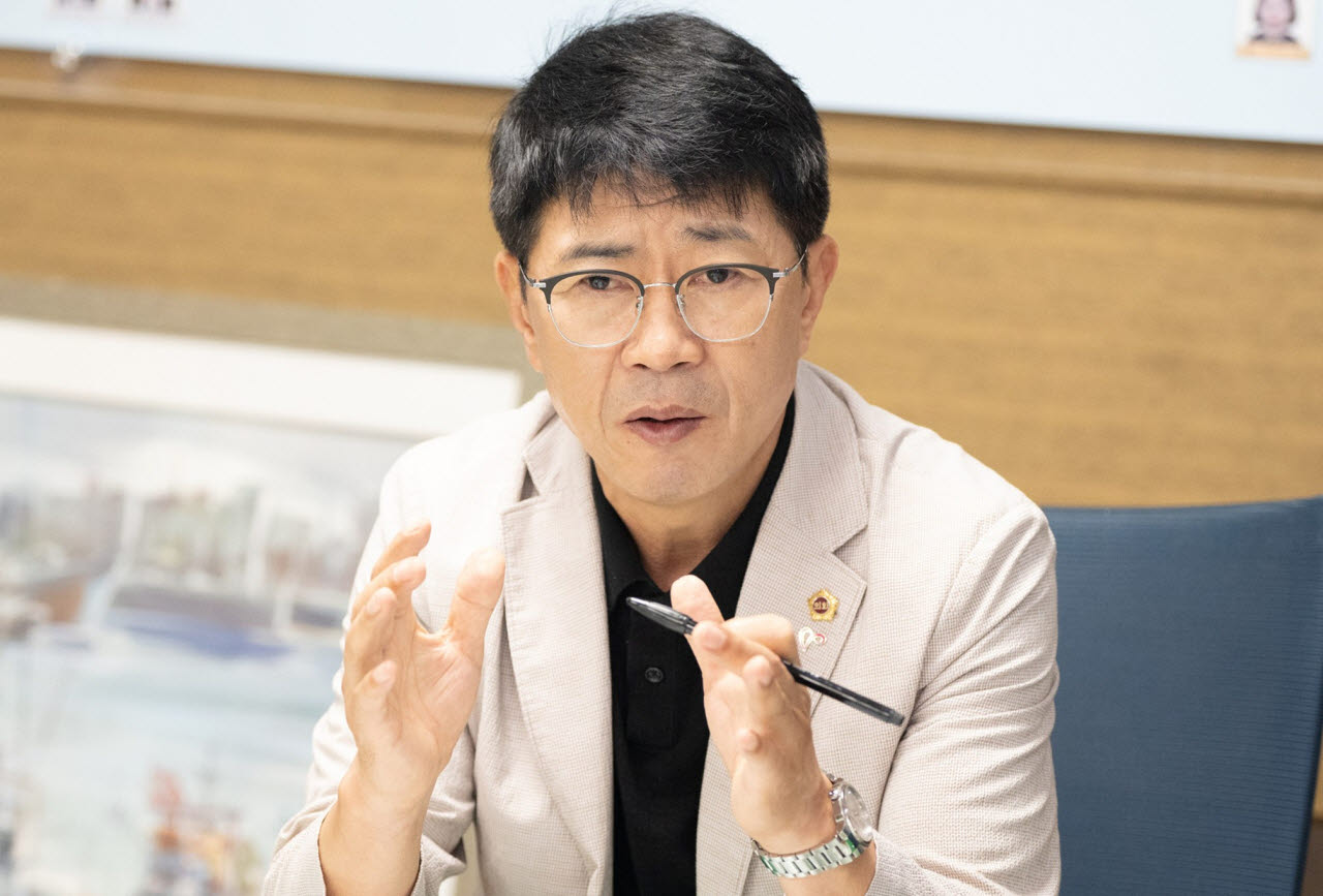 박종혁 인천시의회 의장이 18일 의회 집무실에서 인터뷰를 하고 있다. (사진 = 인천시의회 제공)