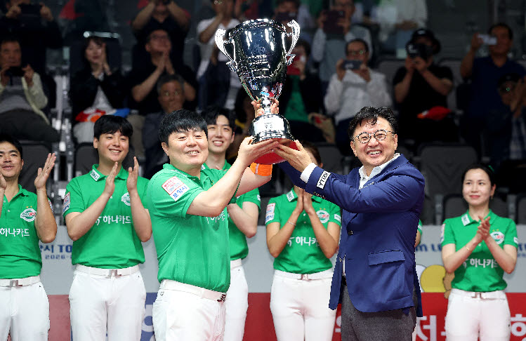 프로당구 PBA 팀리그 하나카드의 '캡틴' 김병호가 우승 트로피를 들어올리고 있다. 사진=PBA